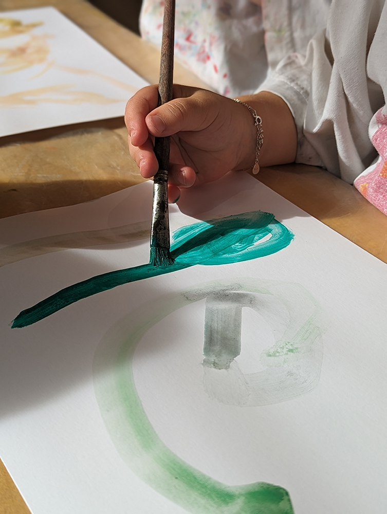 Kind malt grüne Farbe